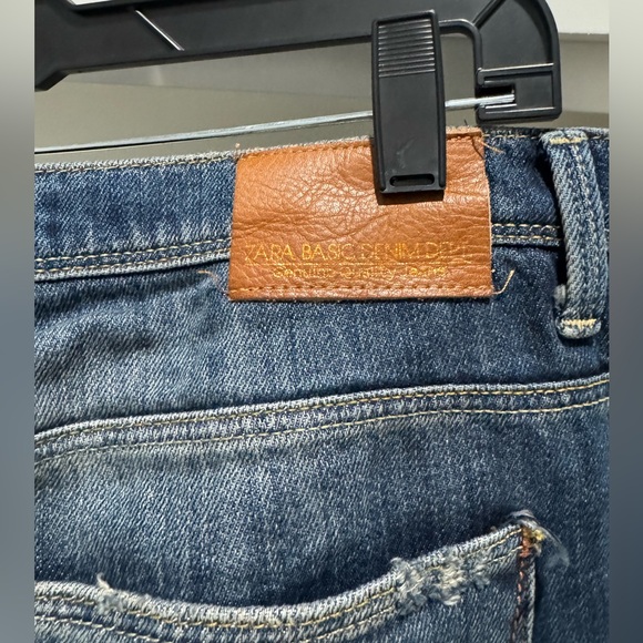 Zara Mid-Rise Loose Fit Destroyed Jeans - Size 6 - Picture 5 of 6